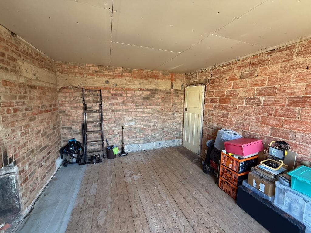 Lot: 143 - FREEHOLD DETACHED HOUSE FOR IMPROVEMENT WITH STRUCTURAL MOVEMENT - Looking back into one of the bedrooms
